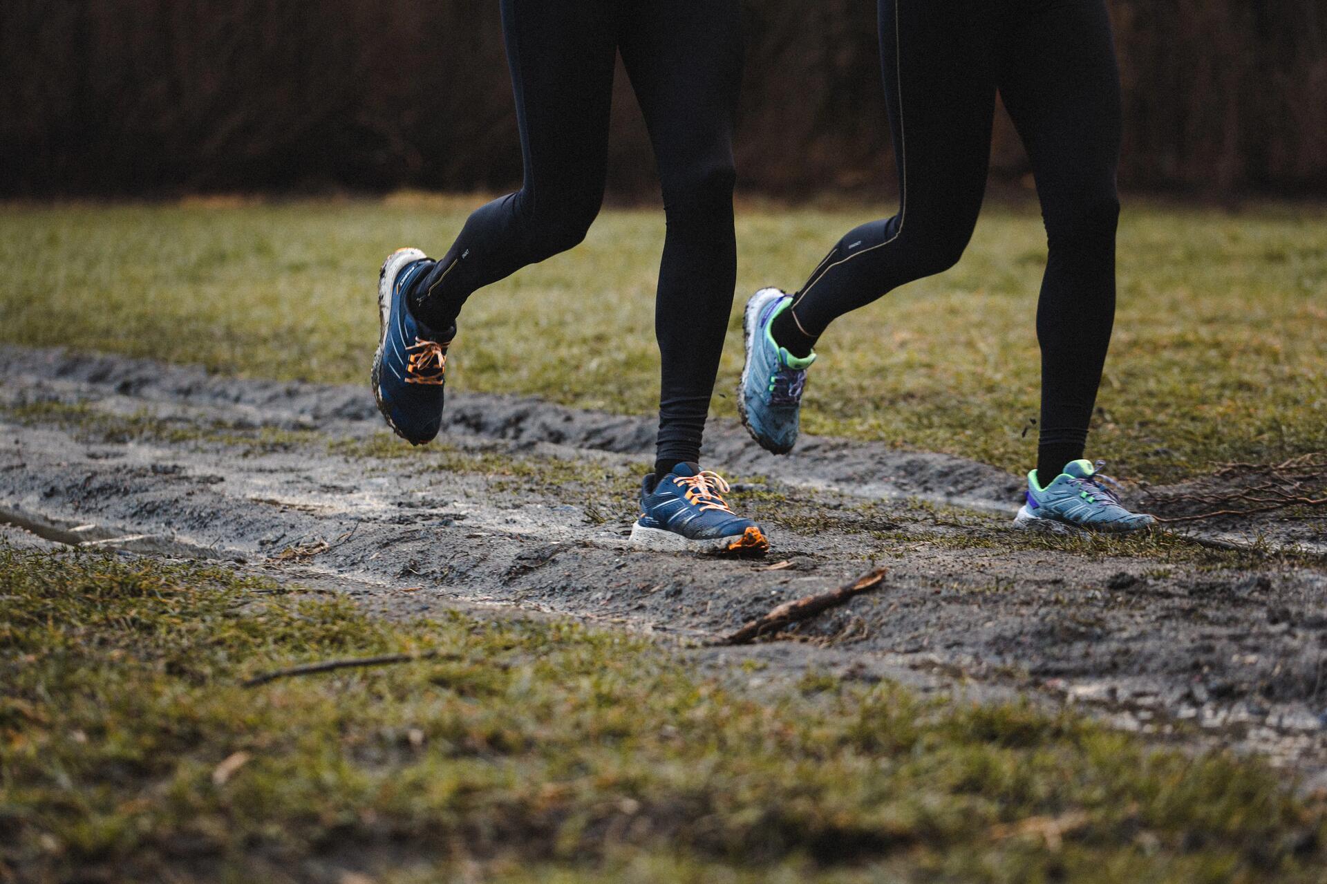 Ludzie biegnący w ultra trail maratonie w butach do biegania