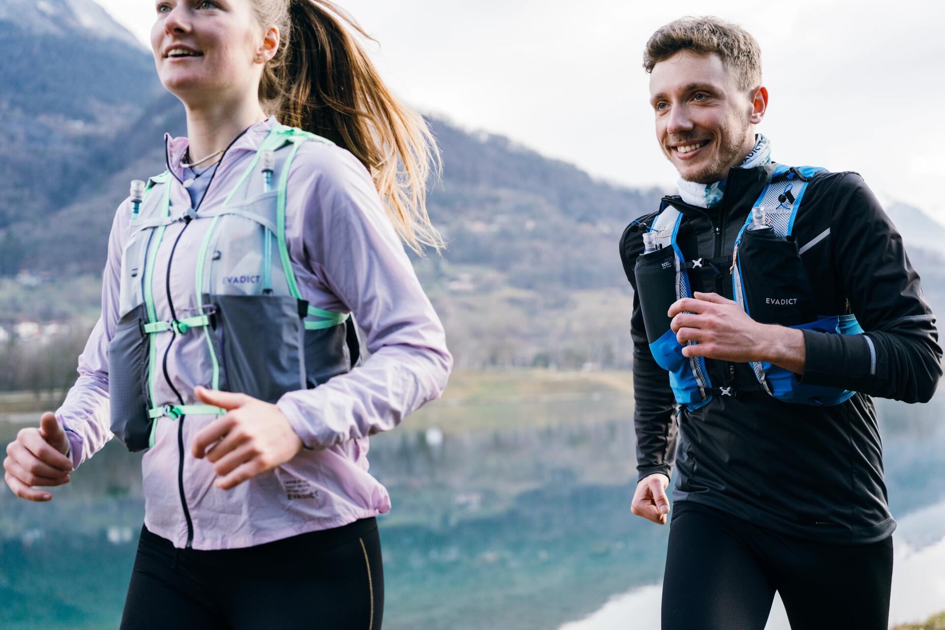 Une femme ave les mains derrière la tête qui reprend son souffle