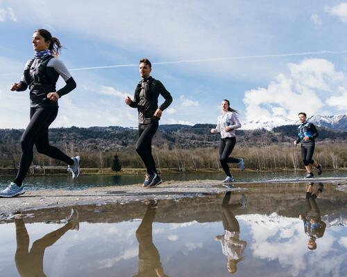 Ludzie w odzieży sportowej biegnący w koronie półmaratonów polskich