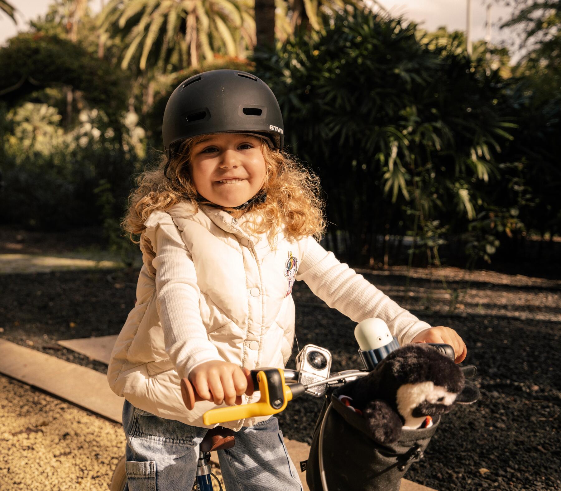 Fille à vélo hotsell