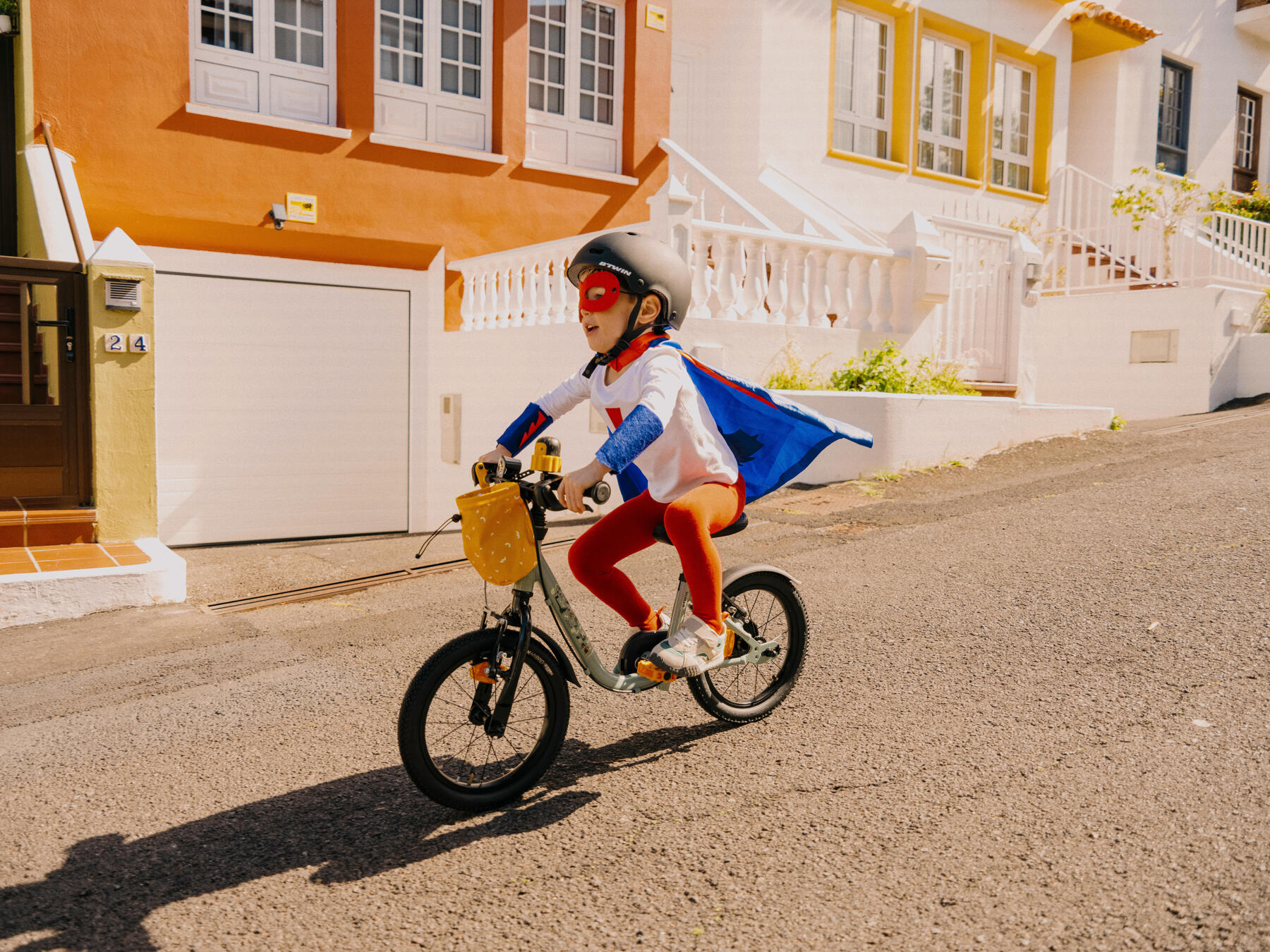 lära sig åka springcykel tvååring