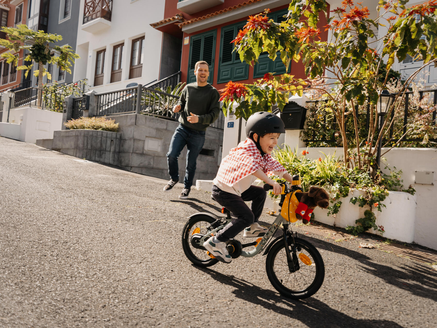 spelen met stadsmeubilair tijdens een fietstocht
