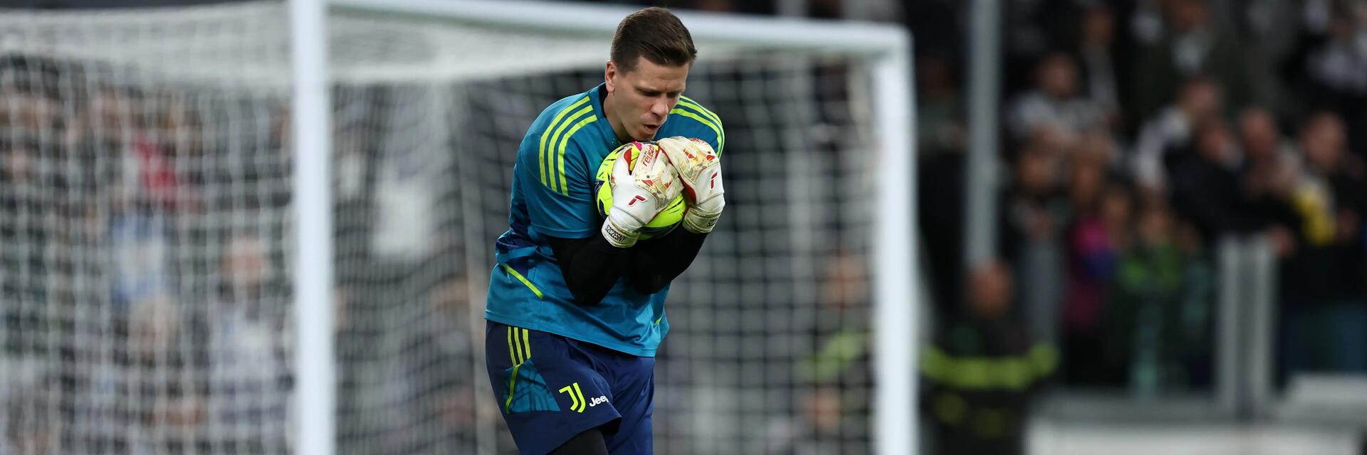 Wojciech Szczęsny polski bramkarz łapiący piłkę podczas meczu