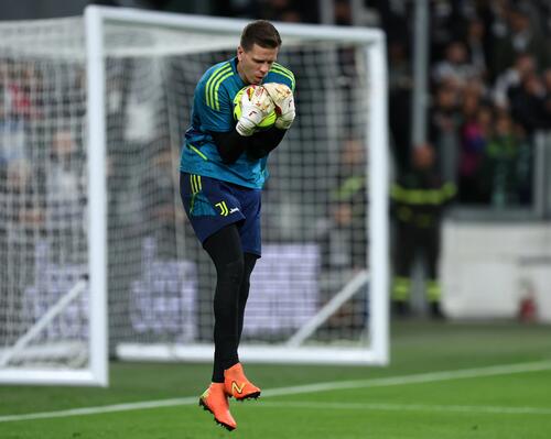 Wojciech Szczęsny polski bramkarz łapiący piłkę podczas meczu