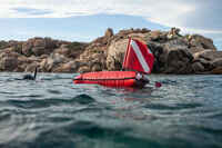 Long spearfishing buoy with watertight compartment
