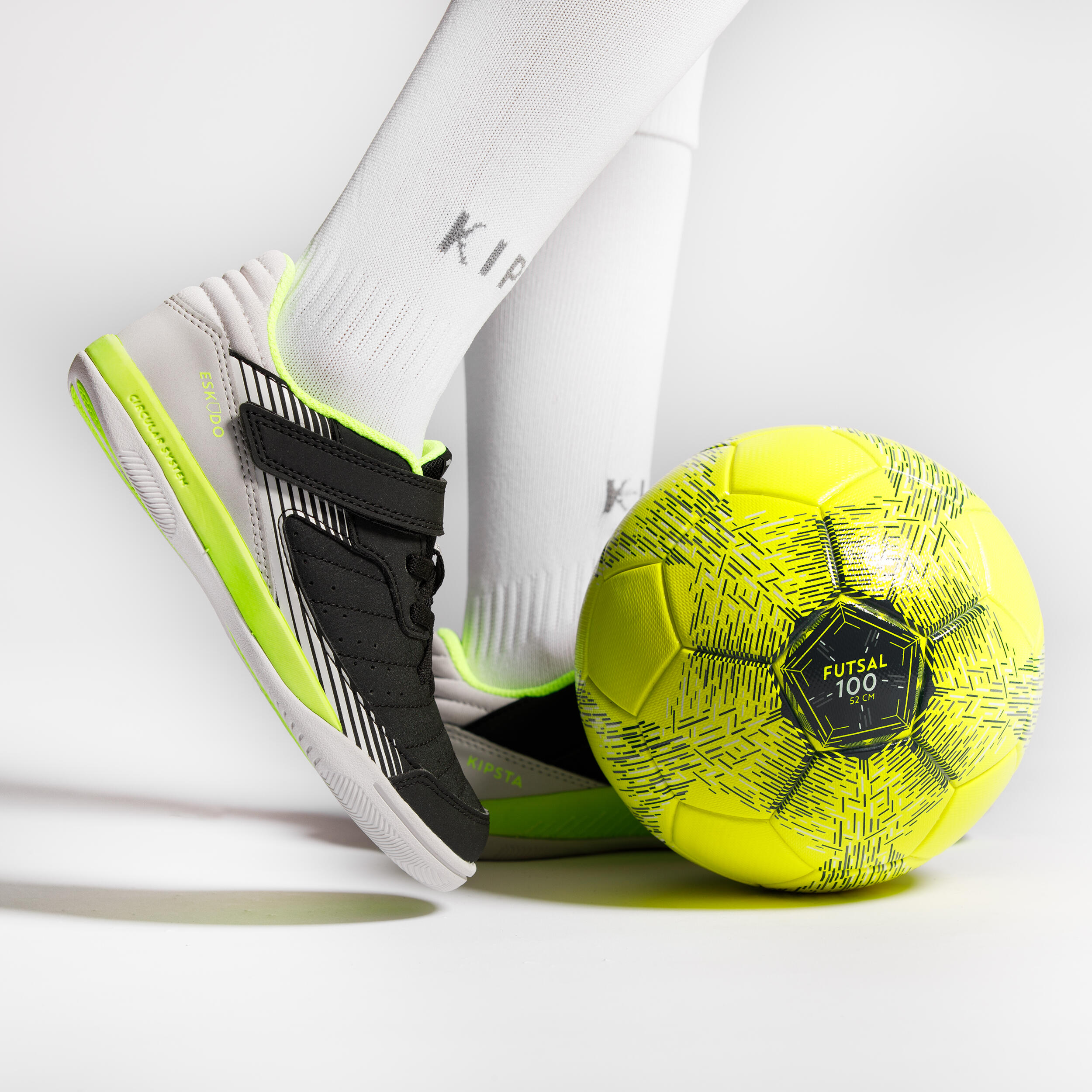Sapatilhas de Futsal ESKUDO 500 Criança Preto/Amarelo 4/16