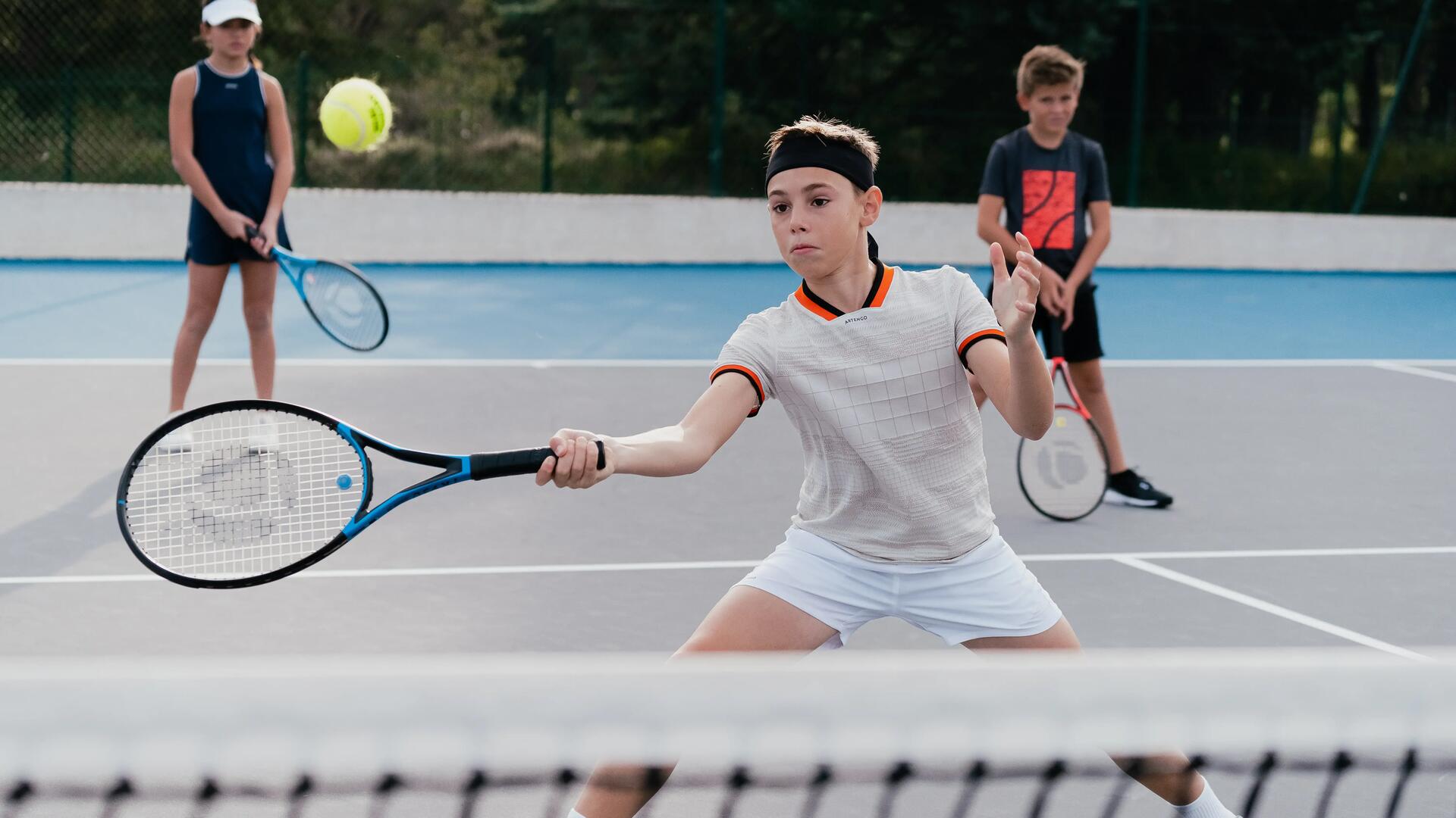 Den passenden Kindertennisschläger finden. 