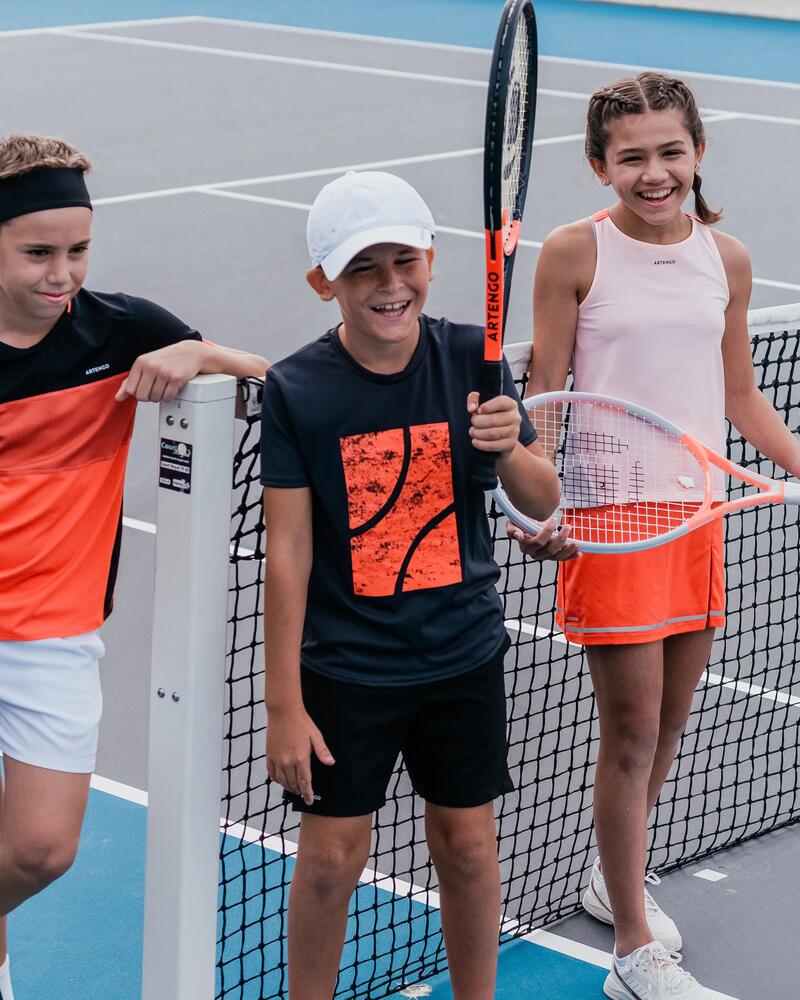 Zwei Jungs sitzen am Platz mit Tennisschlägern für Kinder