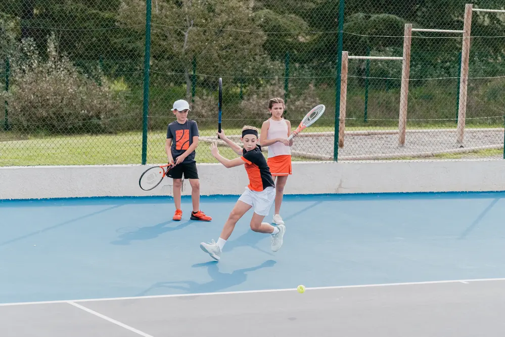 Chơi Tennis đòi hỏi người chơi phải có khả năng phân tích và phản ứng nhanh nhạy để đưa ra quyết định hợp l