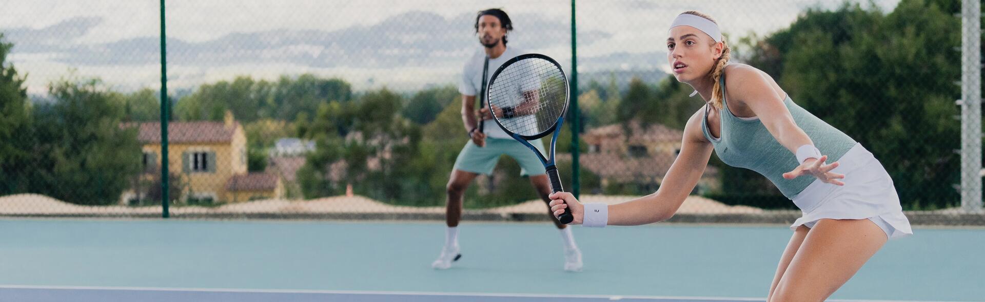 kobieta i mężczyzna w odzieży tenisowej grający w tenisa na korcie