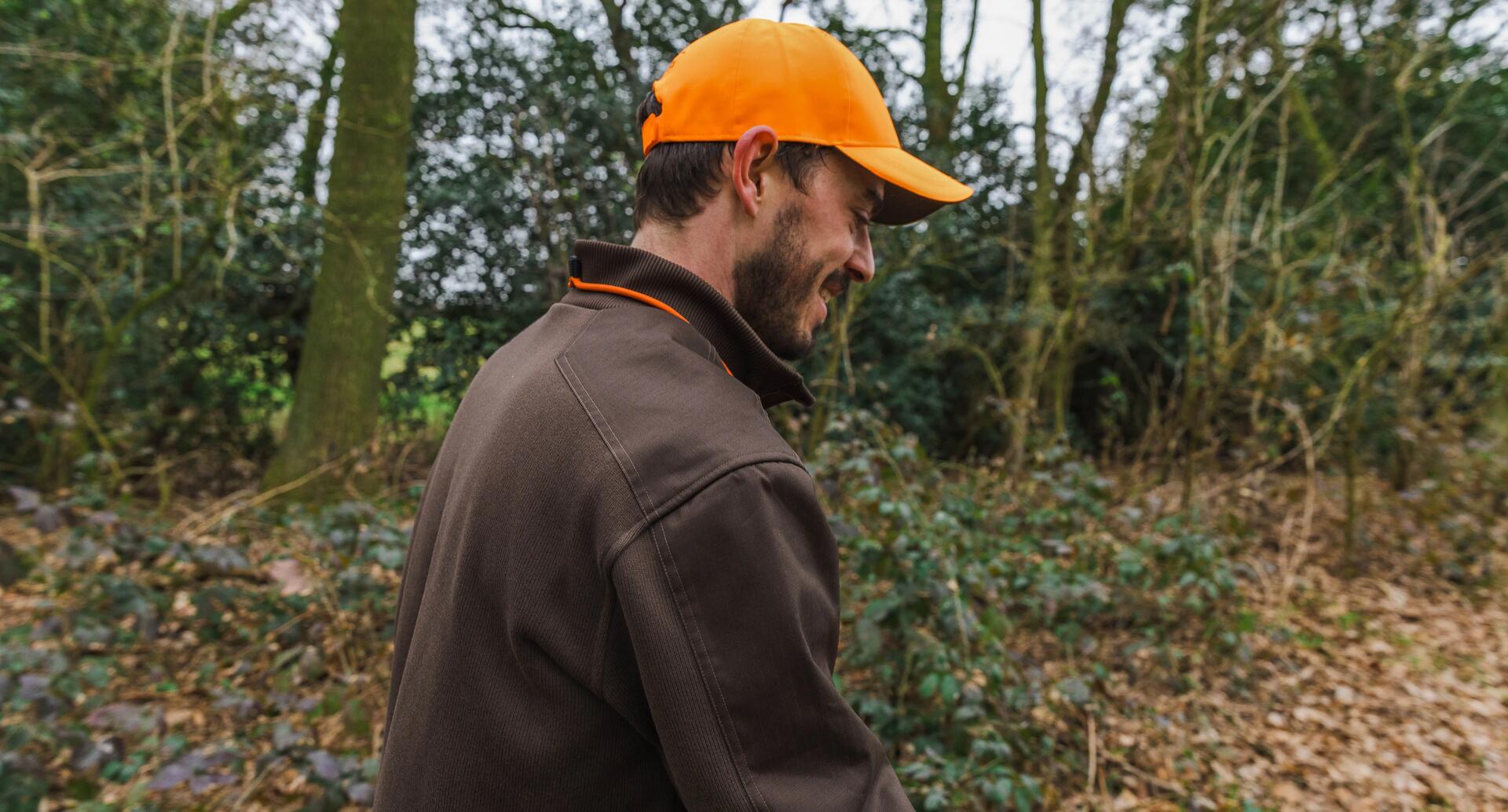 Un chasseur avec le pull renfort chasse Solognac 500 marron