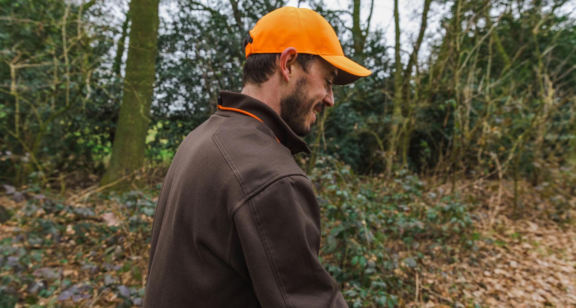 Un chasseur avec le pull renfort chasse Solognac 500 marron