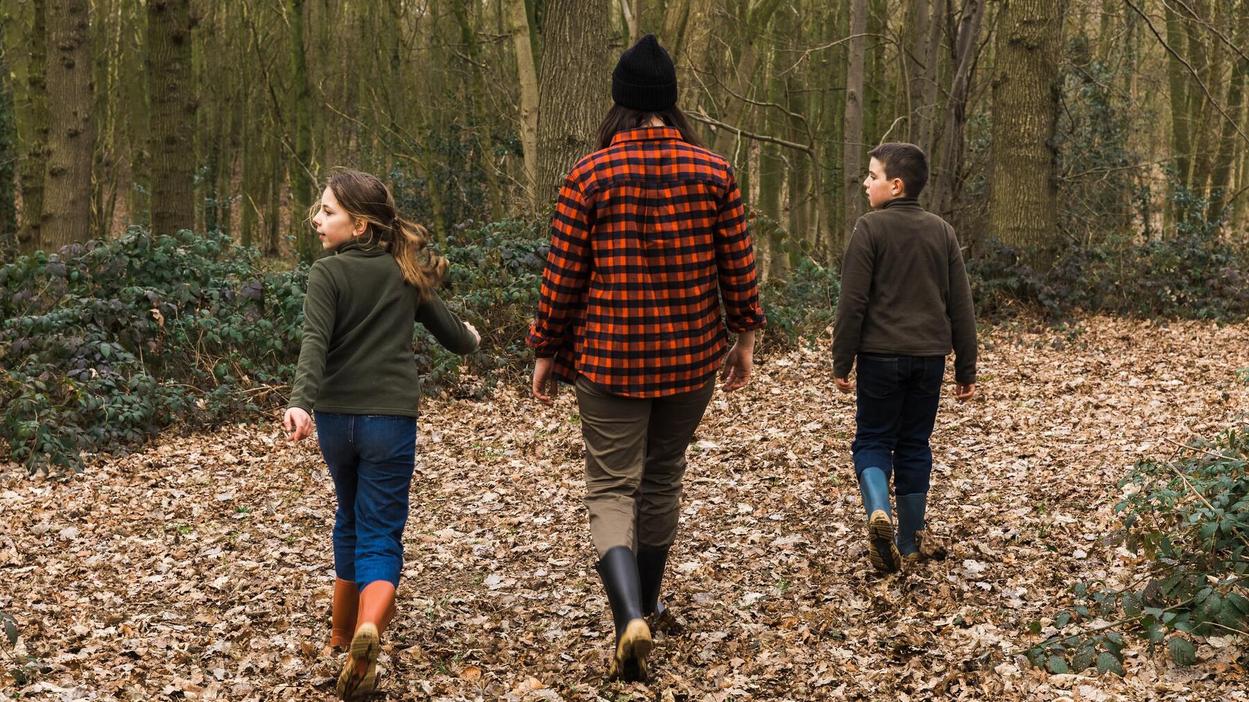 un garçon qui marche sur le bord de l'eau au printemps