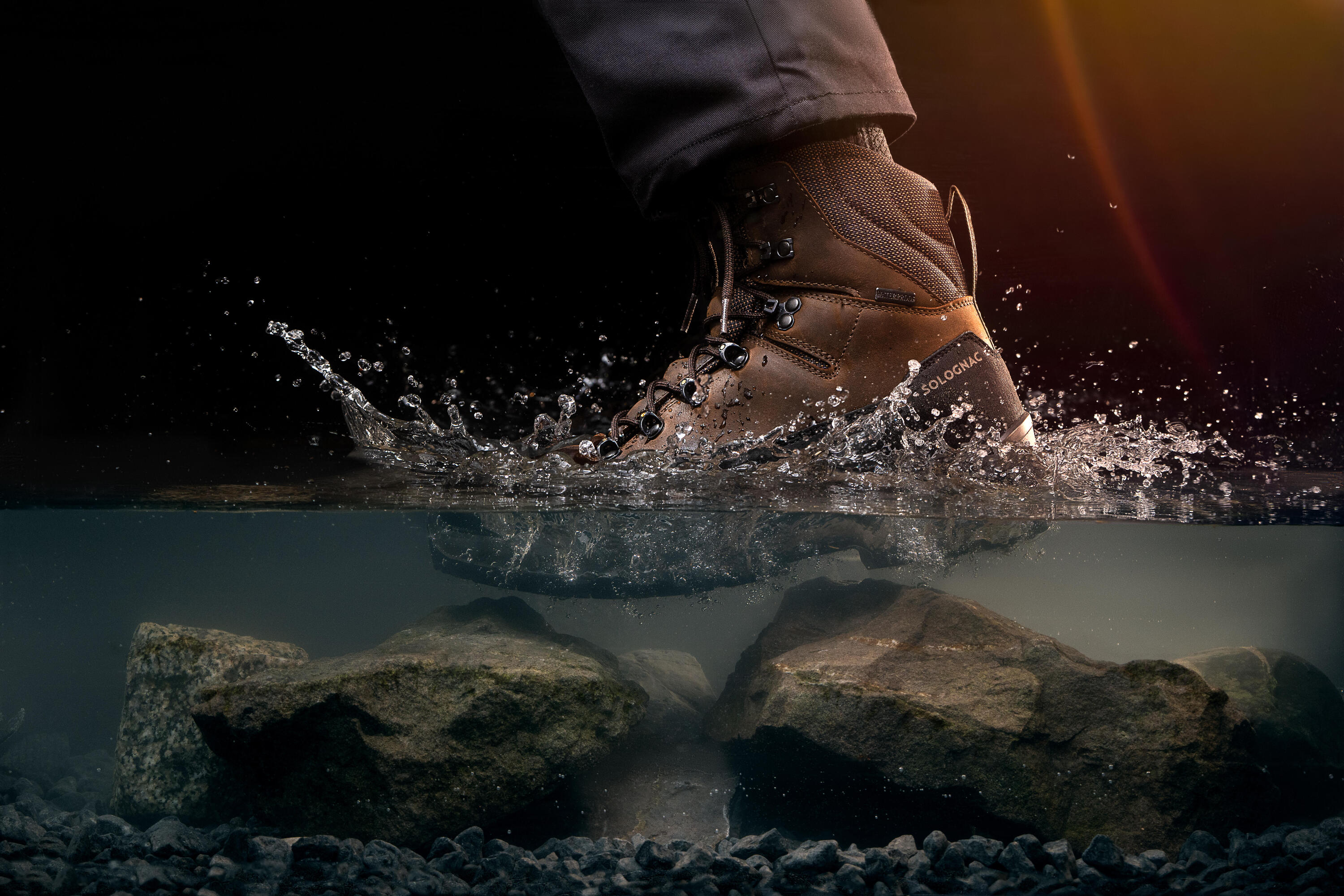 Image premium de la chaussure de chasse Solognac 500 V2 dans de l'eau