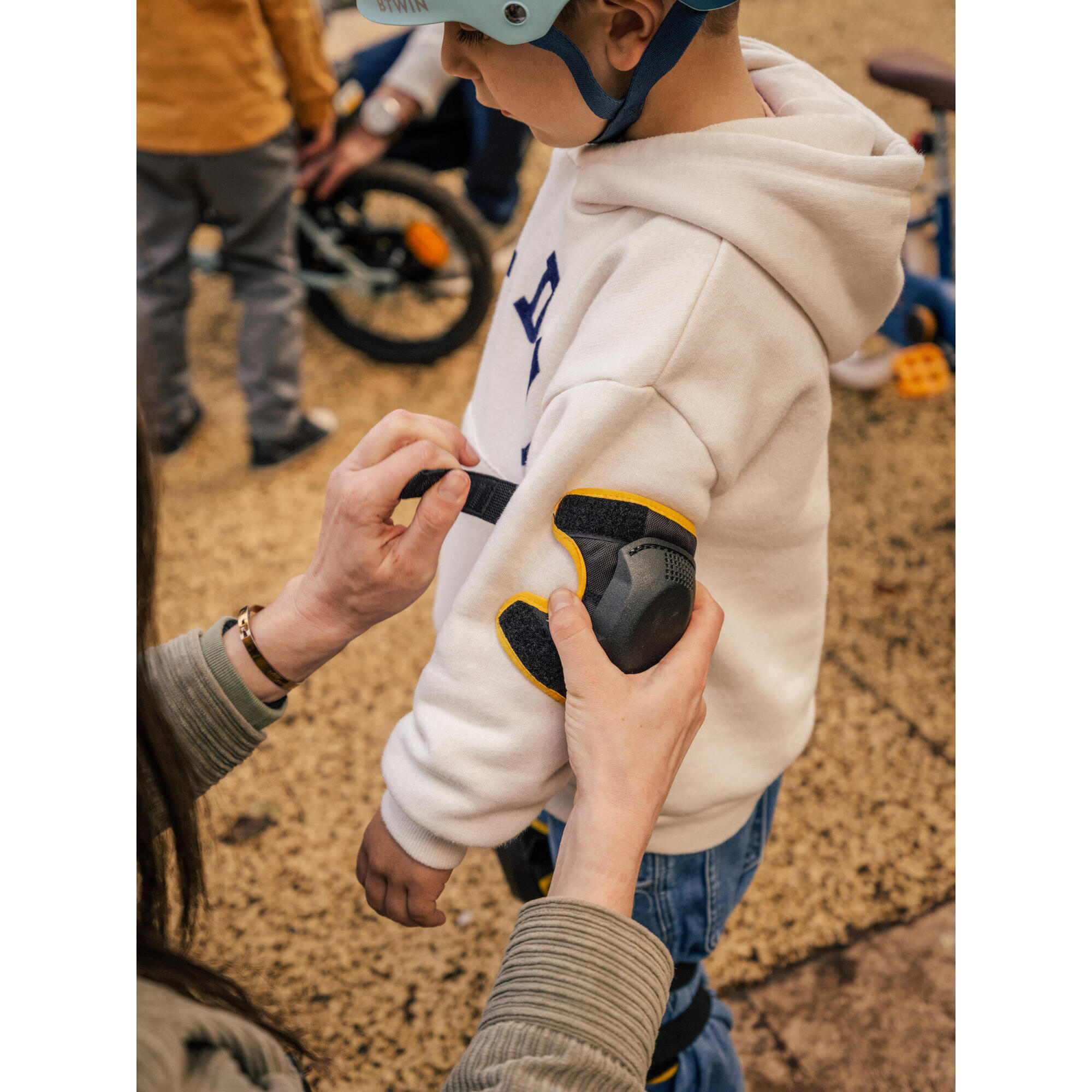 KIT NERO DI PROTEZIONE DEL GINOCCHIO E DELLA BICICLETTA DA 3 A 6 ANNI TAGLIA UNICA