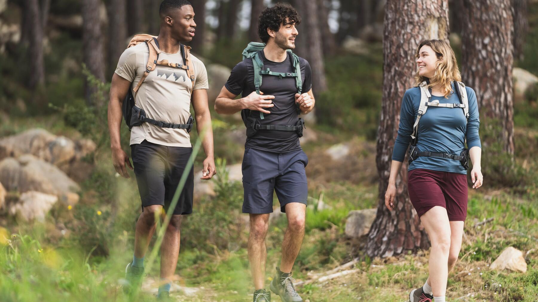 Drei Personen bei ihrer Bierwanderung im Frühjahr