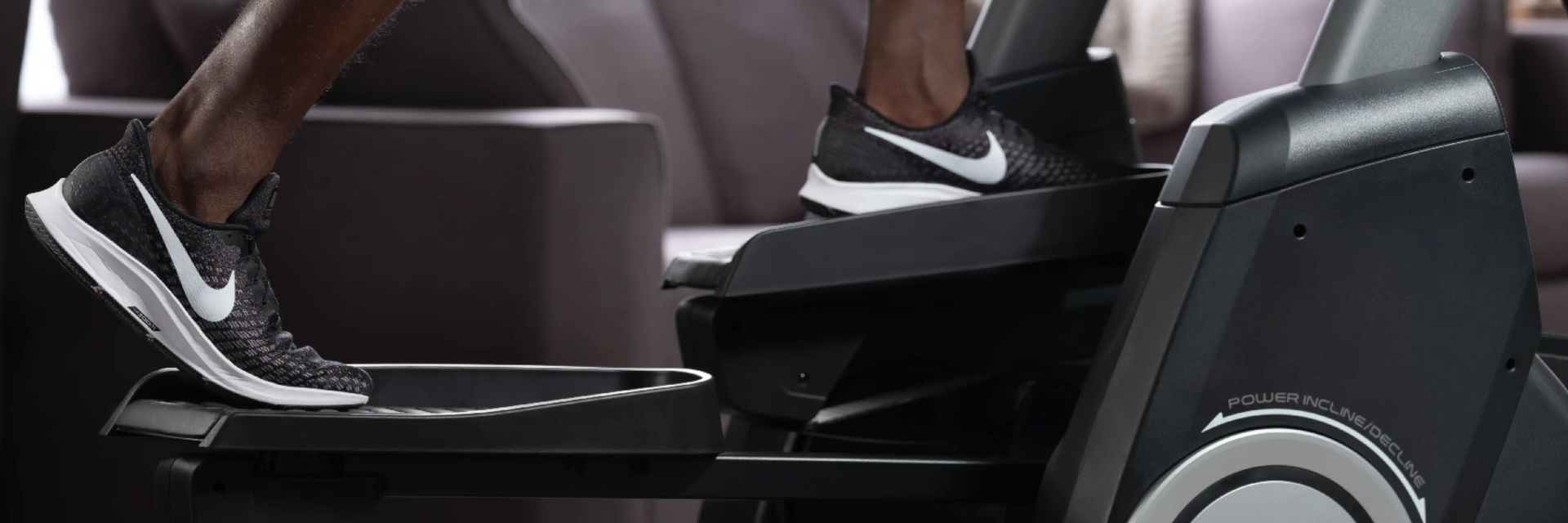 Nahaufnahme eines Mannes auf einem Crosstrainer