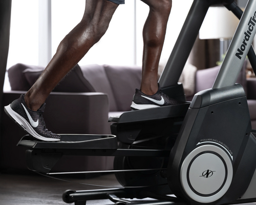 Nahaufnahme eines Mannes auf einem Crosstrainer