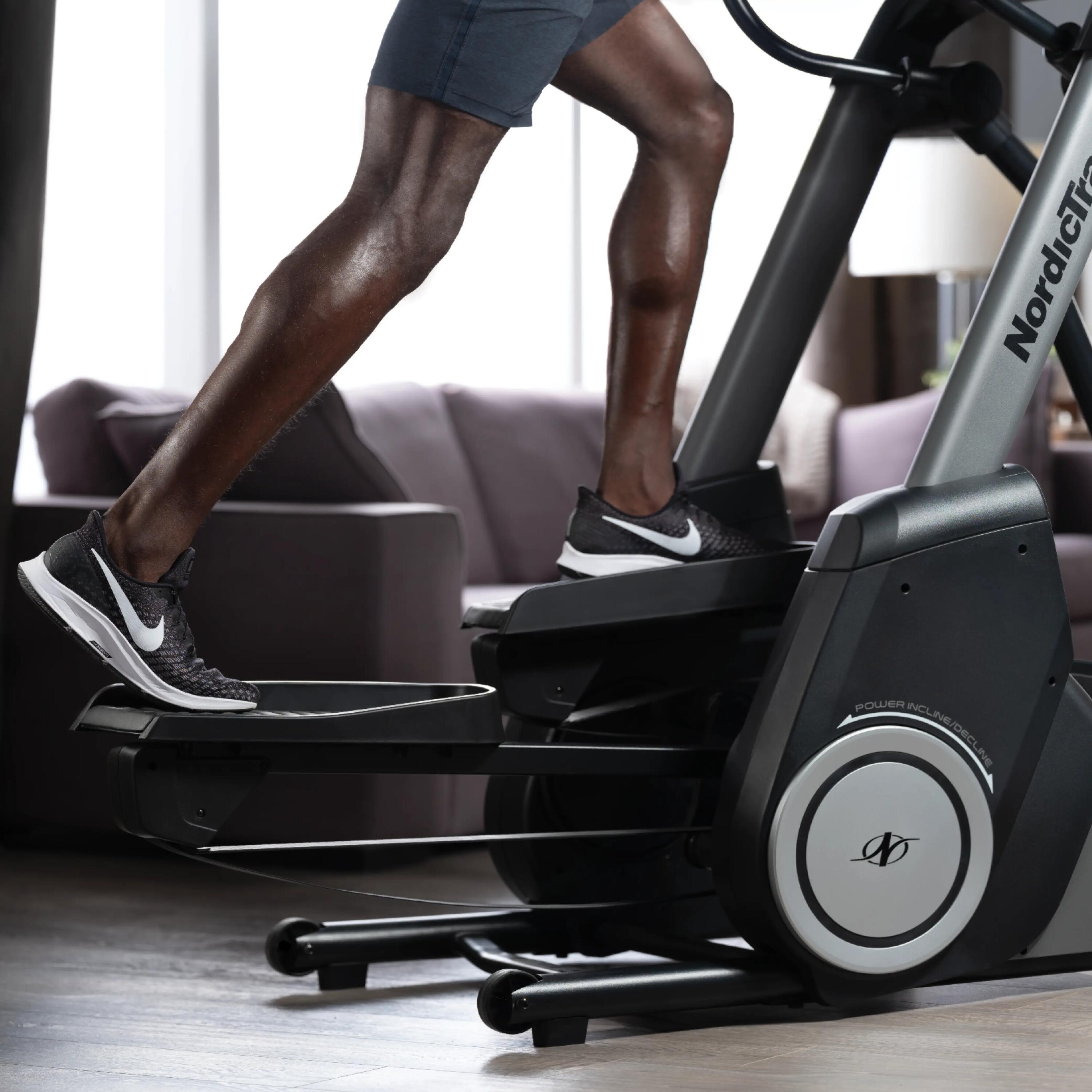 Nahaufnahme eines Mannes auf einem Crosstrainer