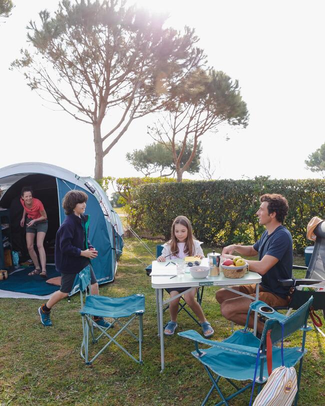 Familienzelt Stangenaufbau aufgebaut mit Familie beim campen