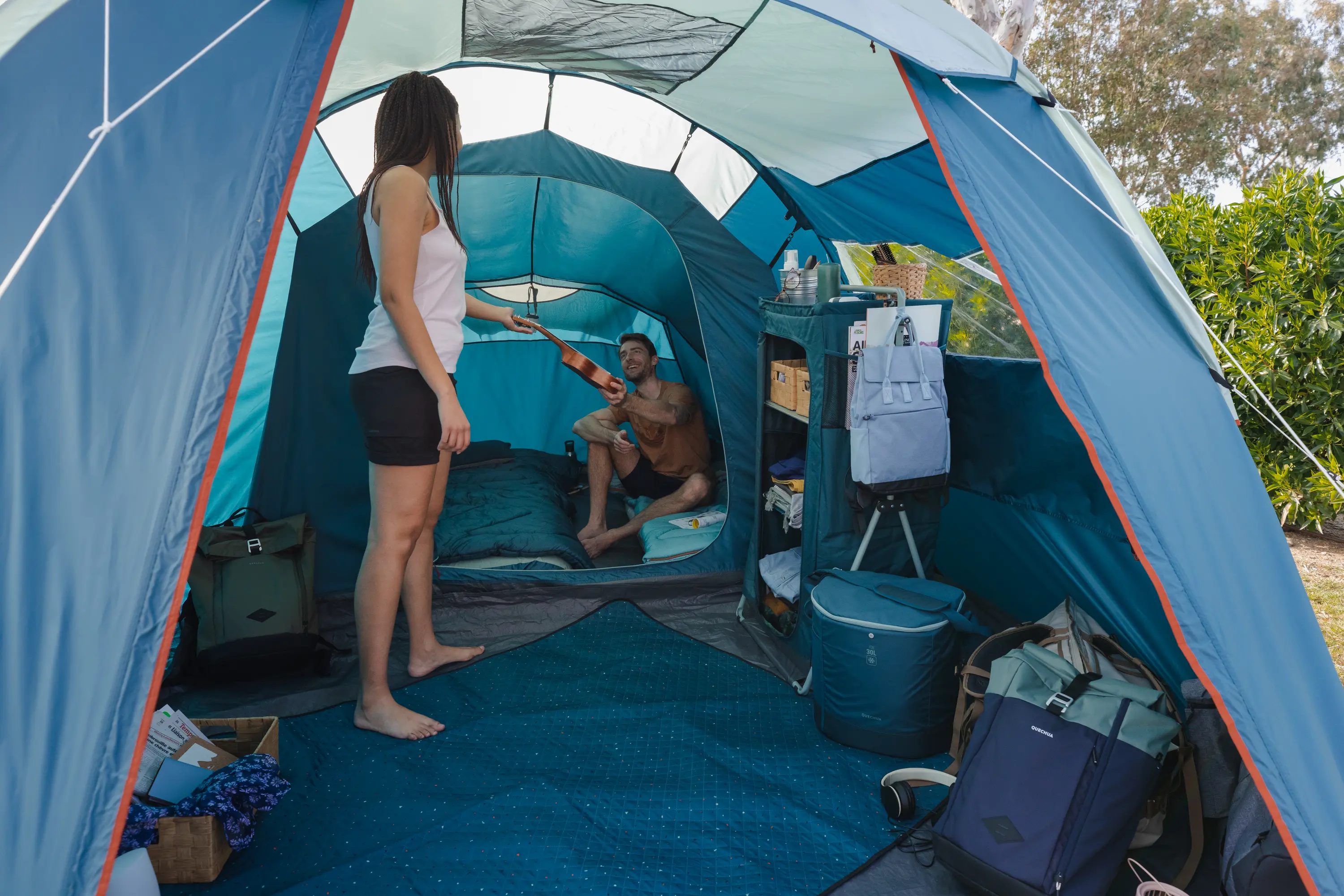 2 pessoas com tenda e montanha