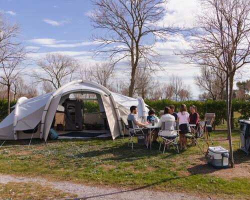 pessoas a acampar decathlon d