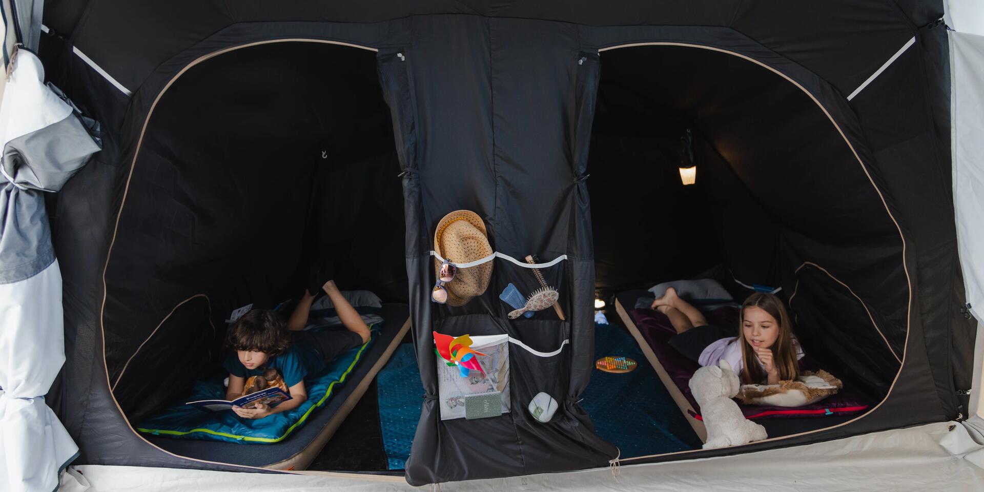 dzieci spędzające czas w namiocie turystycznym 