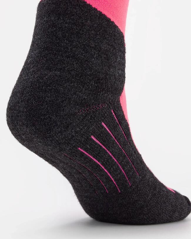 Unterseite einer pink-schwarzen Skisocken