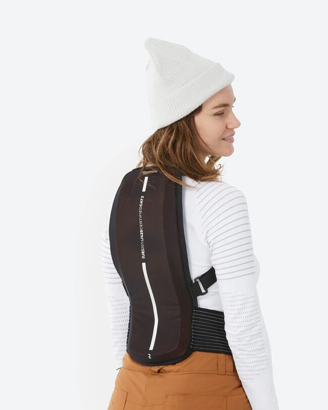 Eine Frau trägt den Dreamscape Rückenprotektor Snowboard MTB.