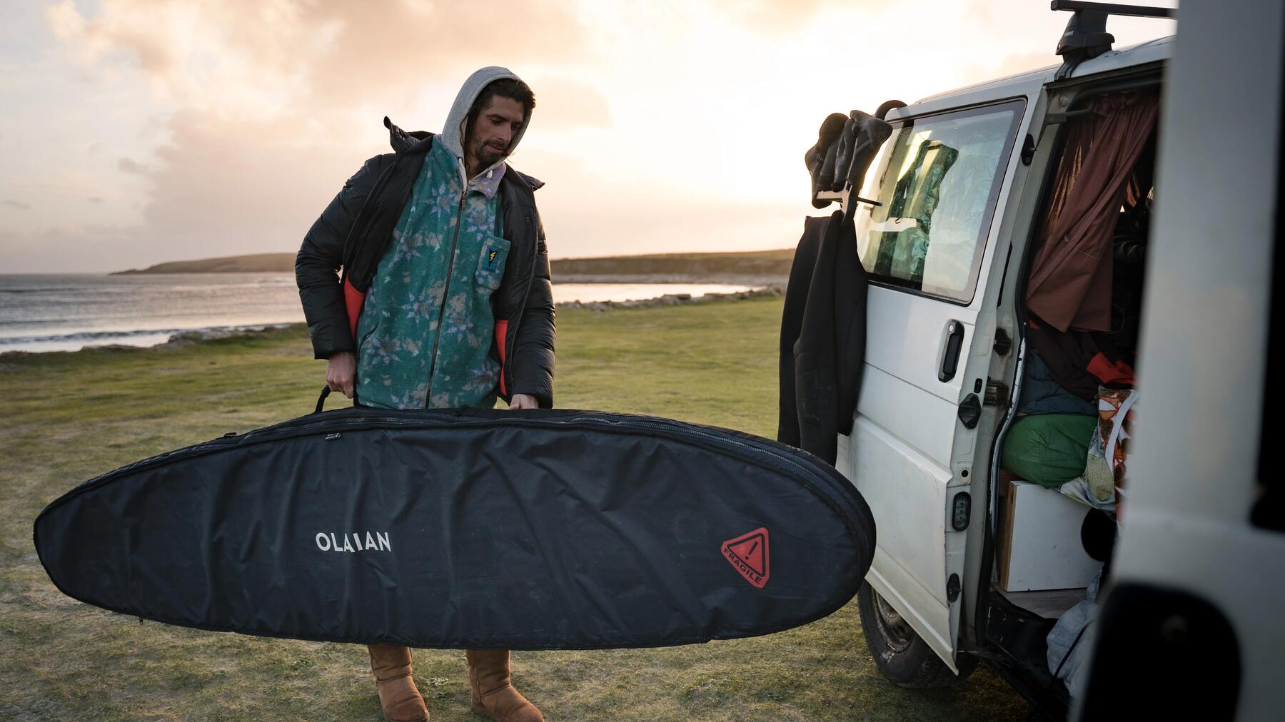 ¿Cómo transportar una tabla de surf en el coche?