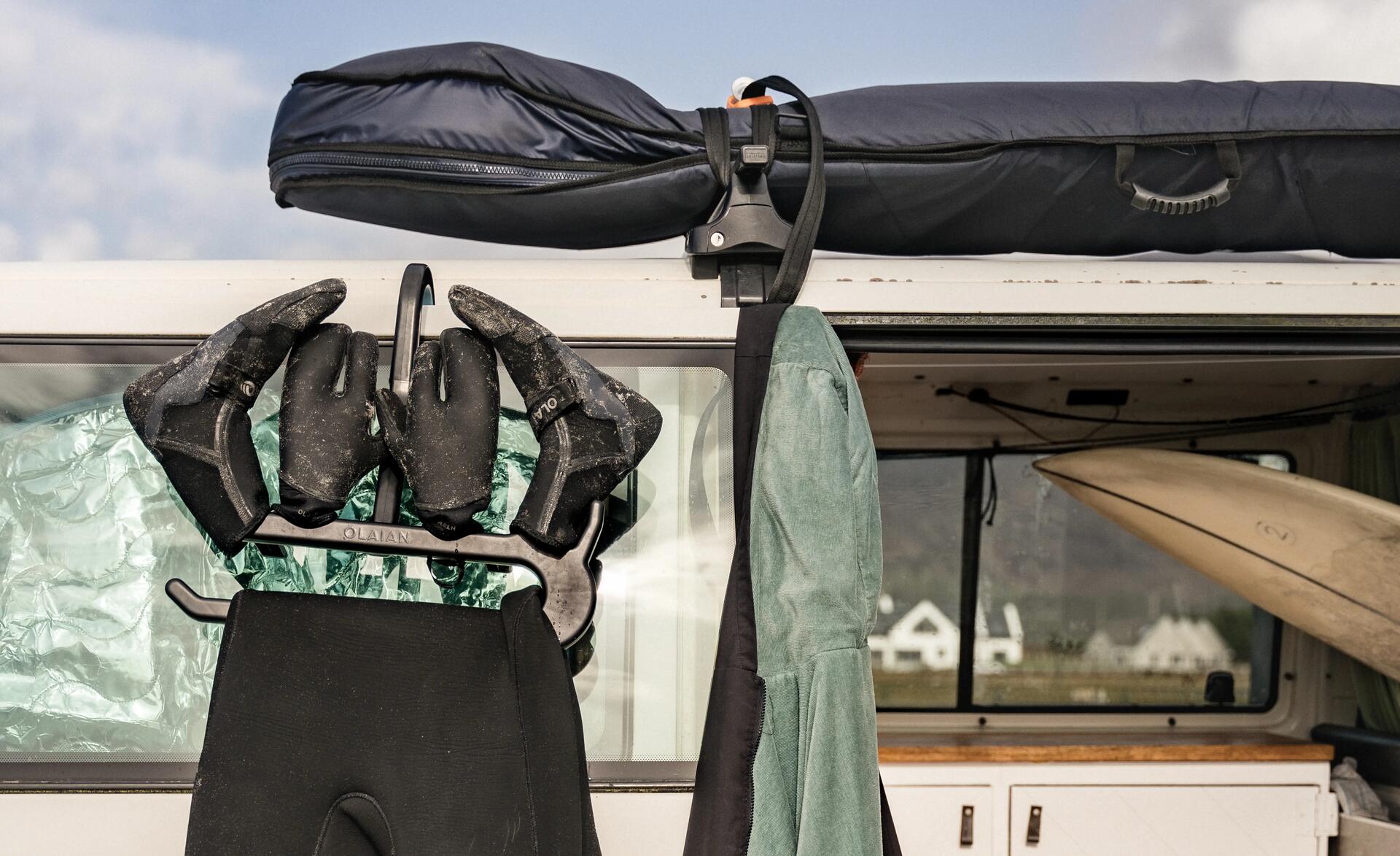 odzież do uprawiania windsurfingu zawieszona na kamperze 