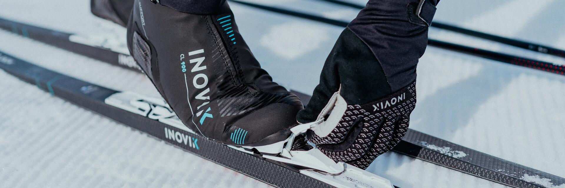 Narciarz wpinający buty do nart biegowych