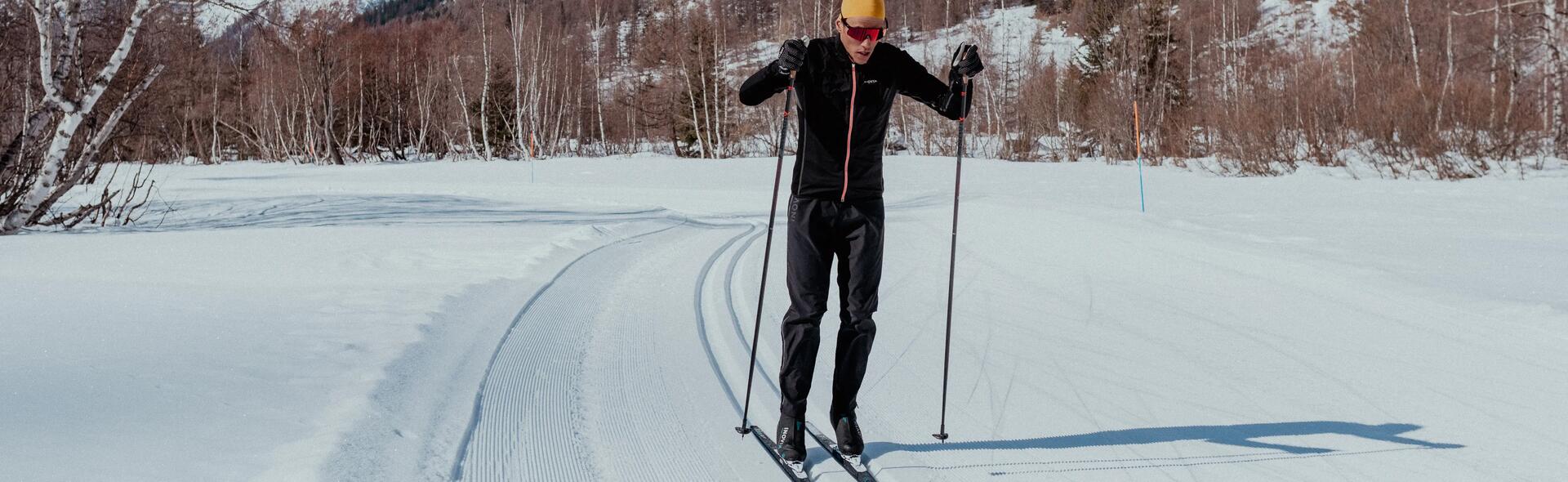 mężczyzna trenujący narciarstwo biegowe w odzieży do narciarstwa biegowego