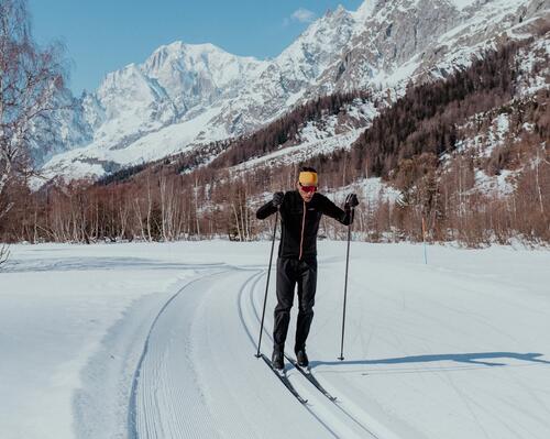 mężczyzna trenujący narciarstwo biegowe w odzieży do narciarstwa biegowego