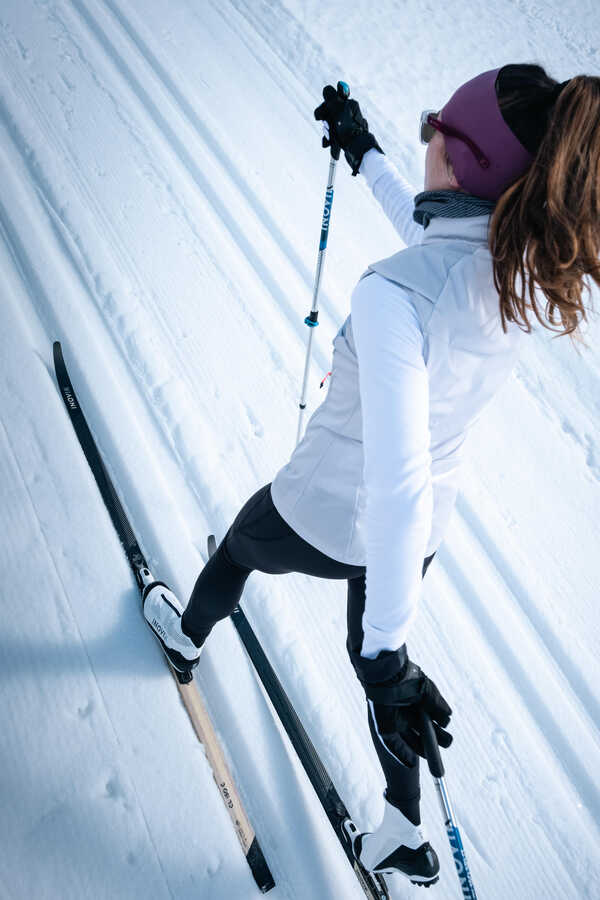 Image of a woman on a skitrack