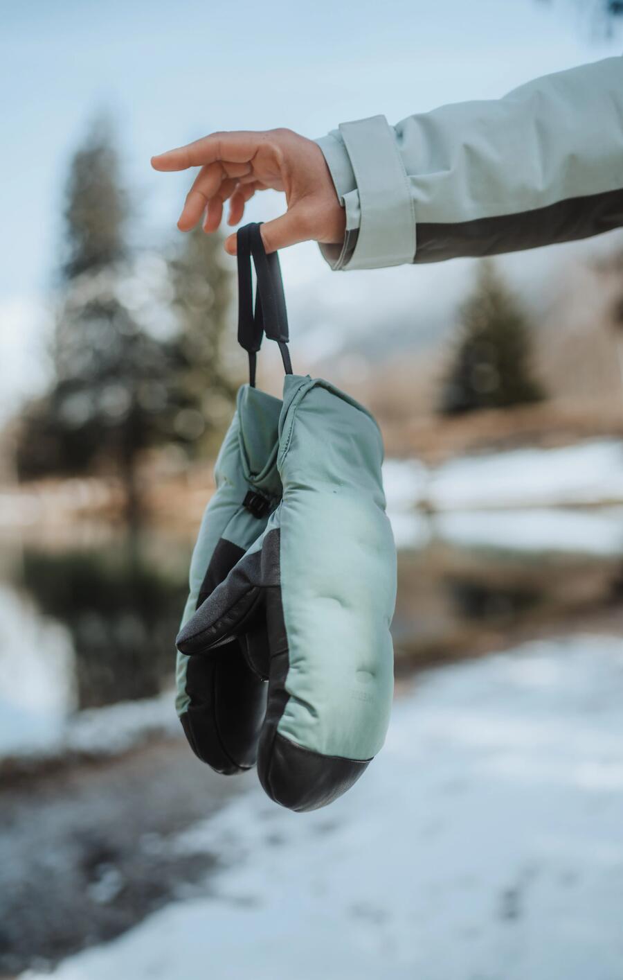 Snowboarder mit Fäustlingen