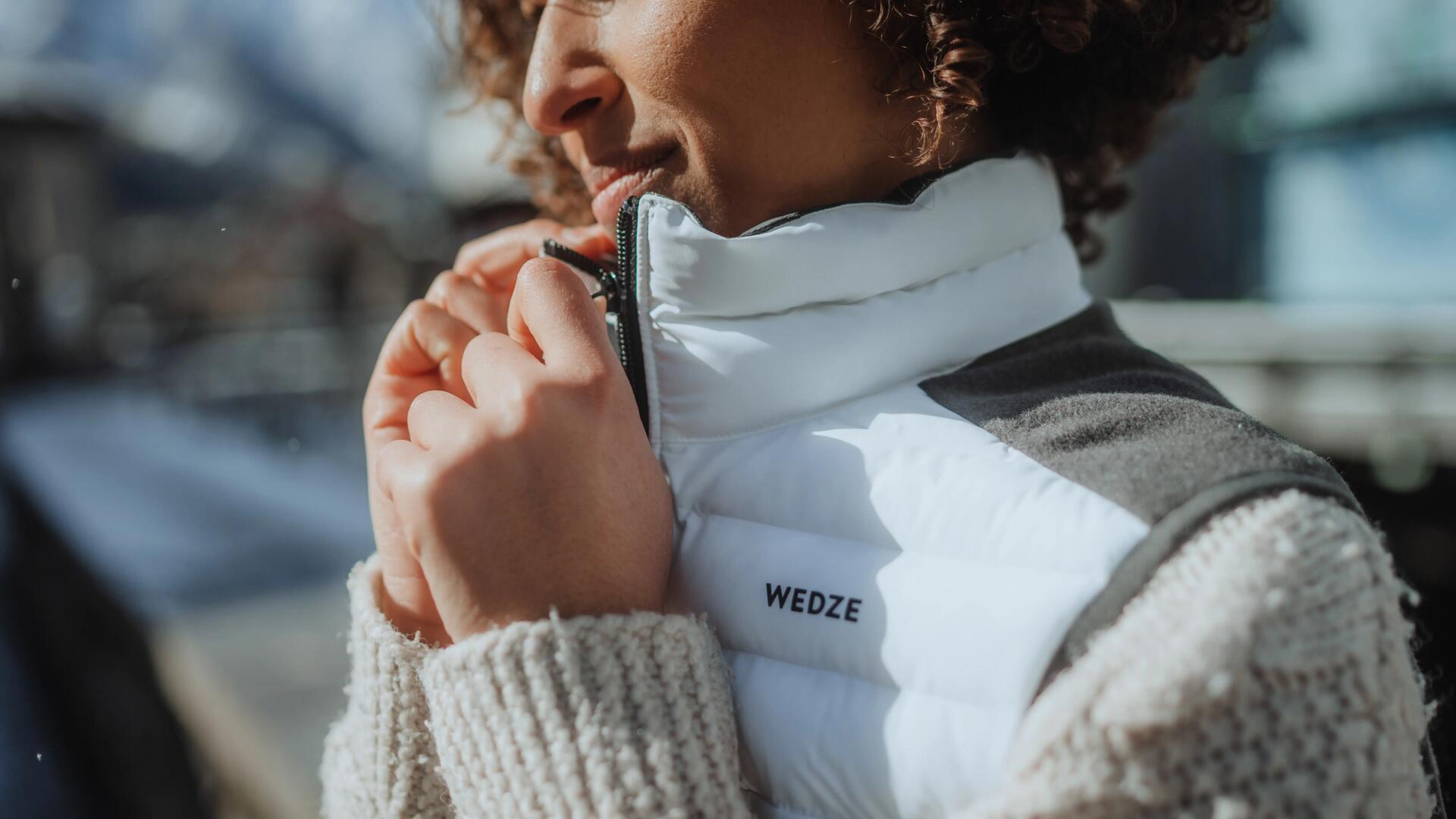 Kobieta ubrana w sweter z wełną merino