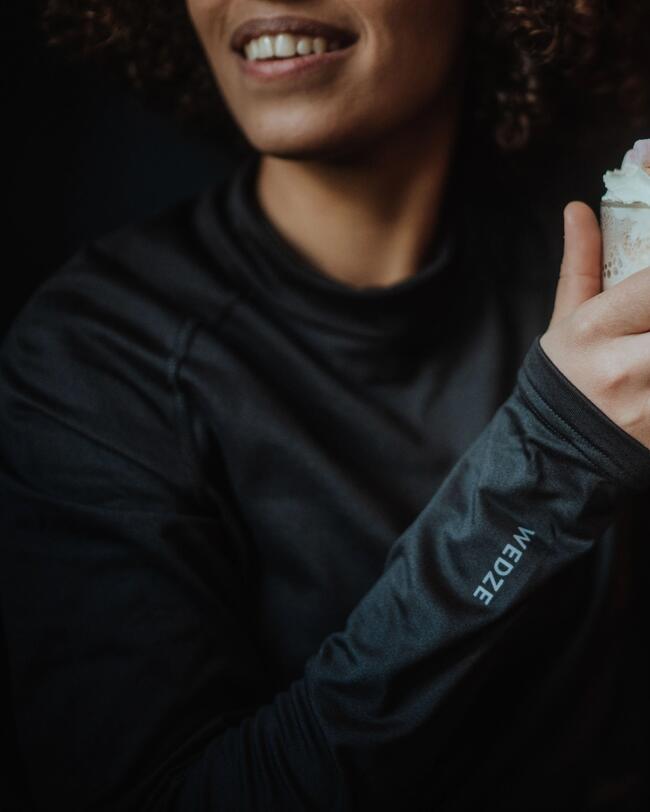 Nahaufnahme von Ärmel mit Logo der Skiunterwäsche Funktionsshirt Damen - BL 500 schwarz.