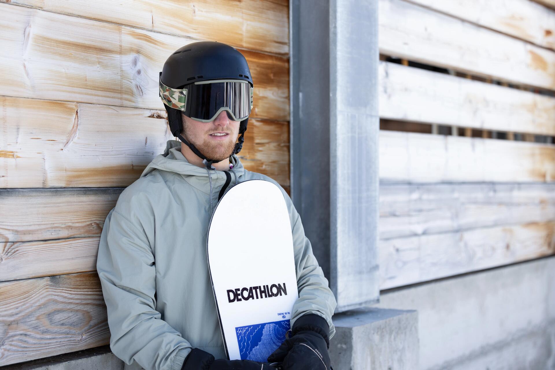 Mężczyźni w stroju snowboardowym