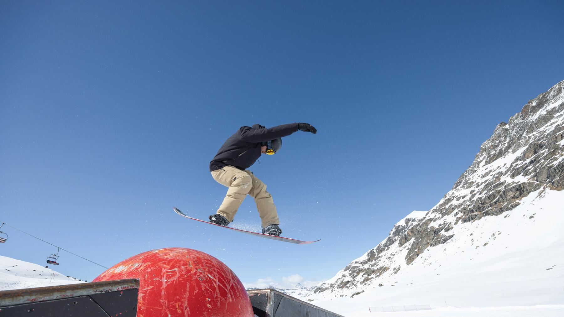 Mężczyzna ćwiczący triki na snowboardzie
