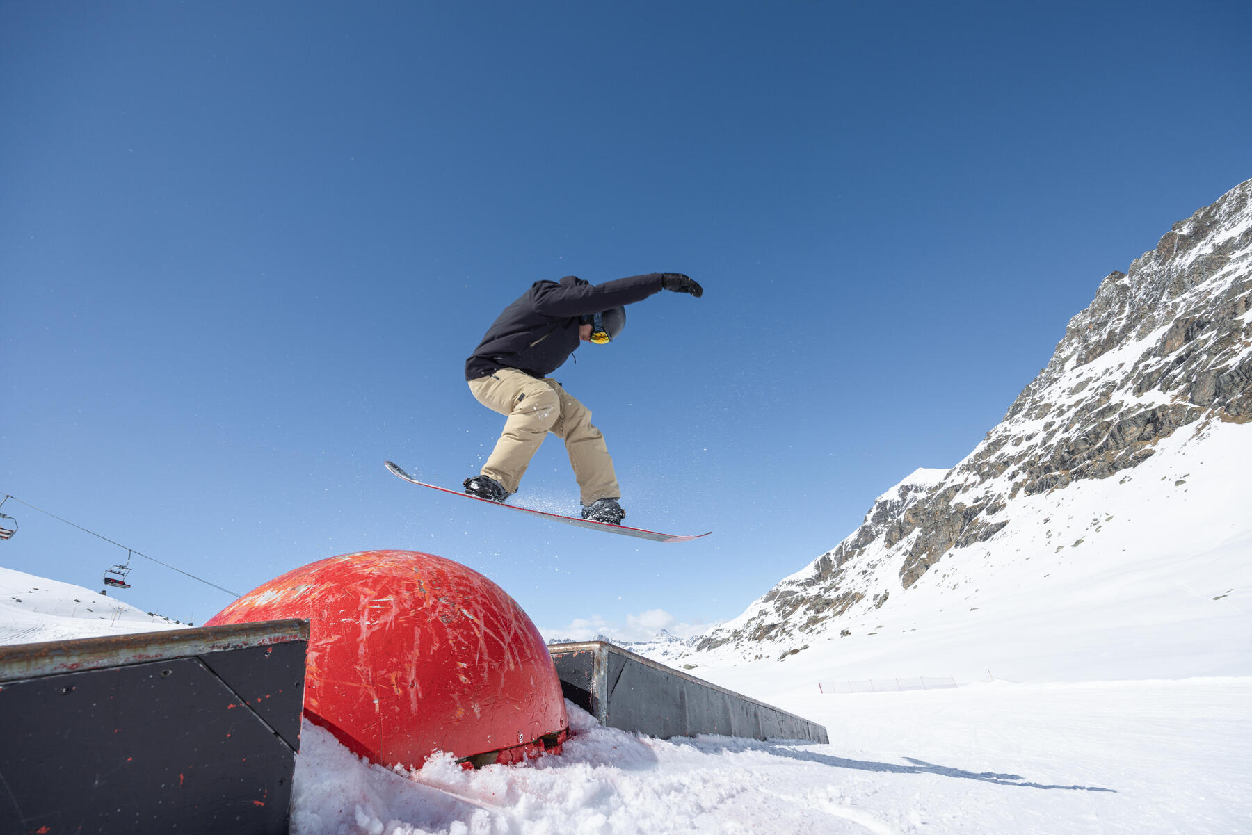 Mężczyzna ćwiczący triki na snowboardzie