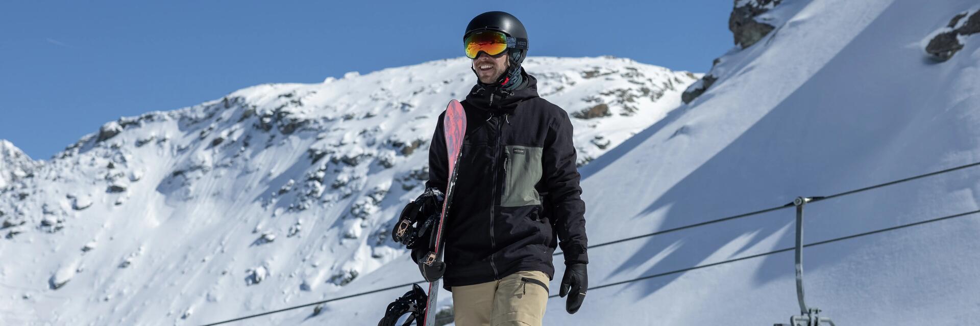 Snowboardzista na stoku w kurtce snowboardowej