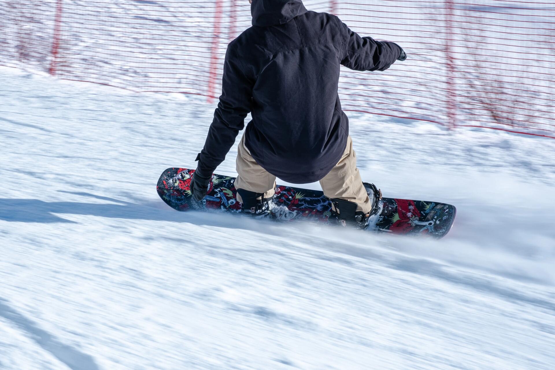 Mężczyzna zjeżdżający na snowboardzie