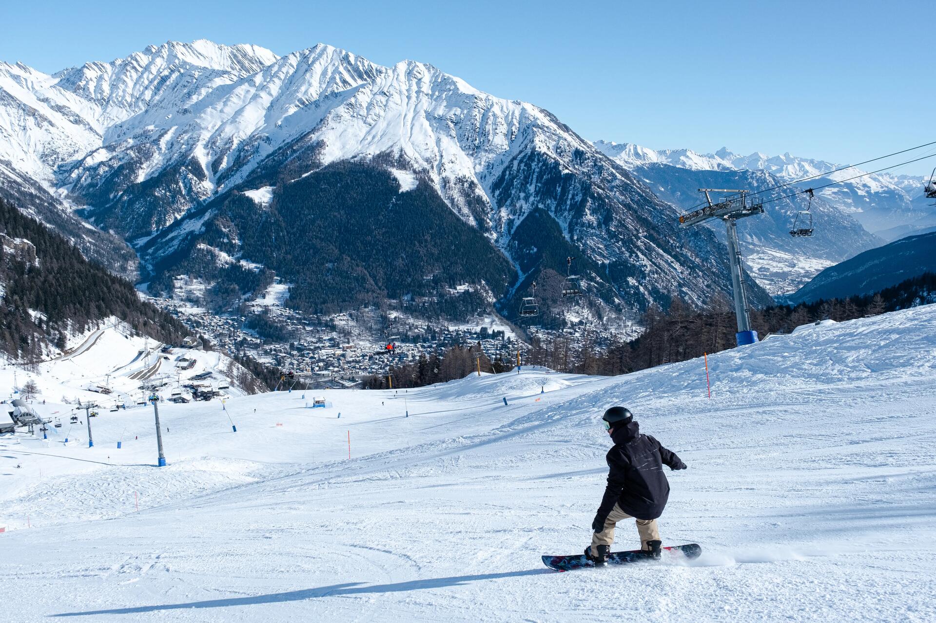 Mężczyzna zjeżdżający na stoku na snowboardzie