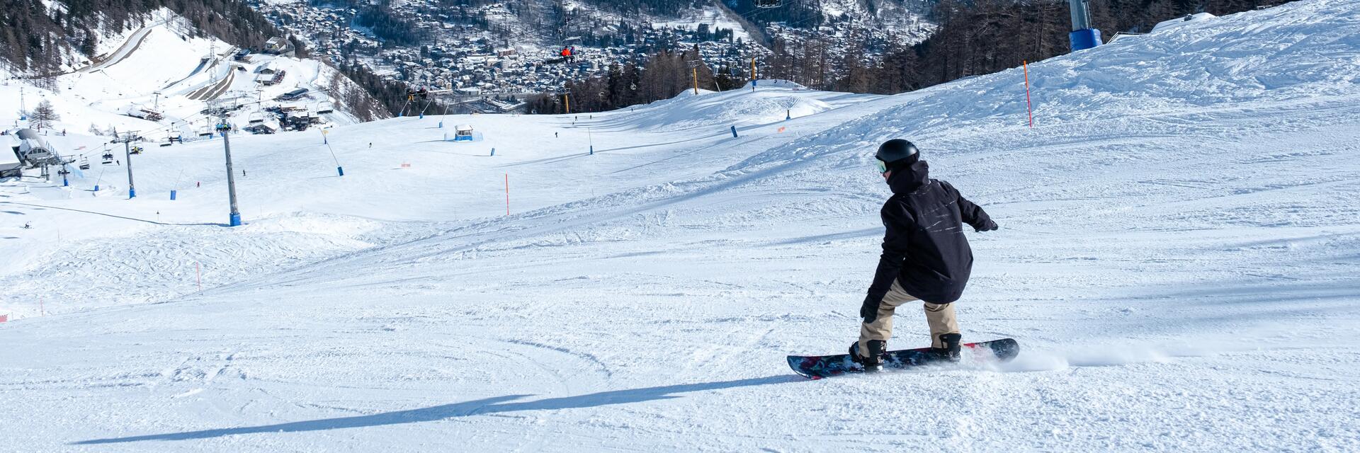 Snowboardzista zjeżdżający na stoku