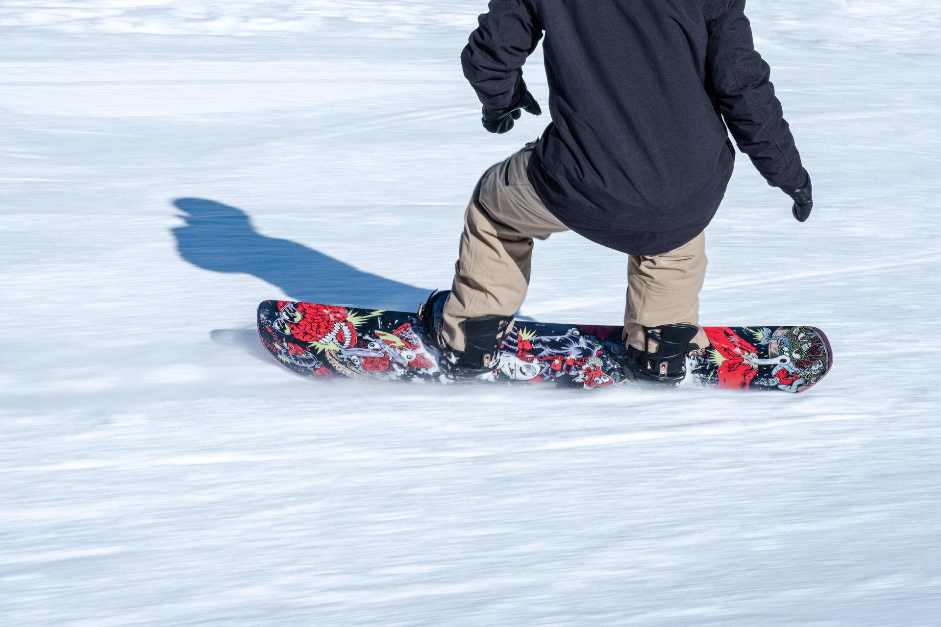 Mężczyzna jeżdżący na snowboardzie
