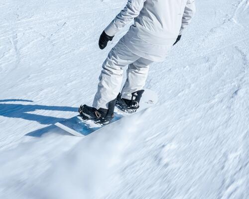 Osoba jeżdżąca na snowboardzie w Polsce
