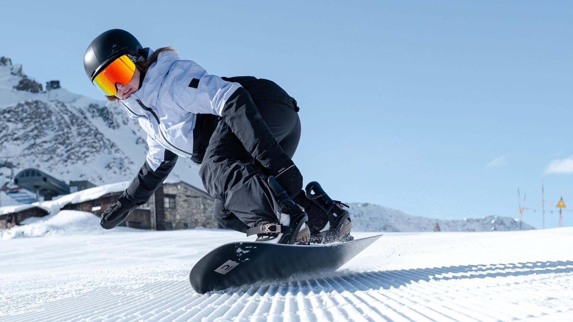 Planchistes dévalant la montagne