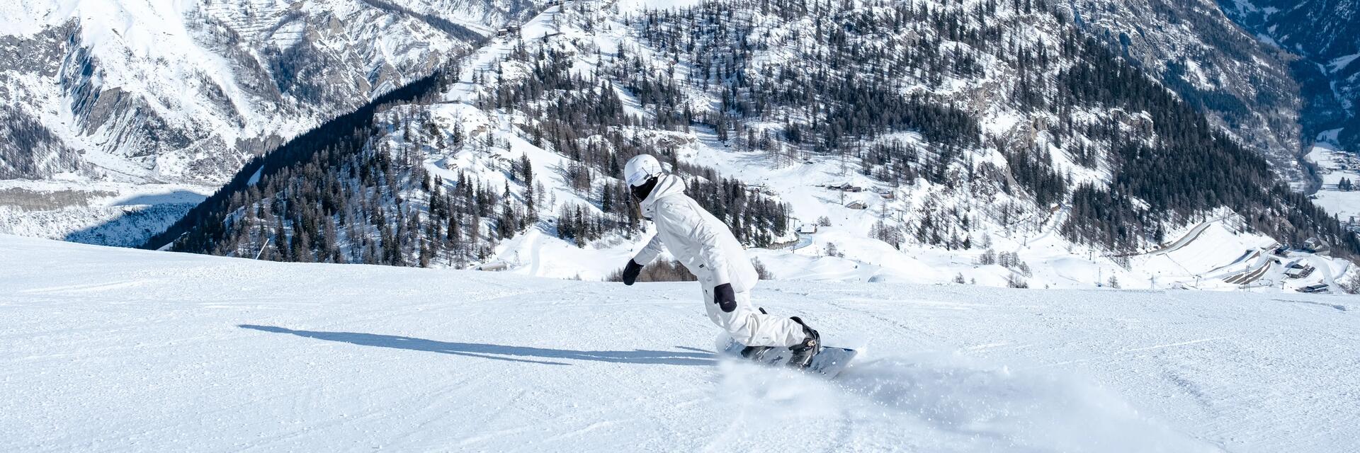 Osoba jeżdżąca na snowboardzie