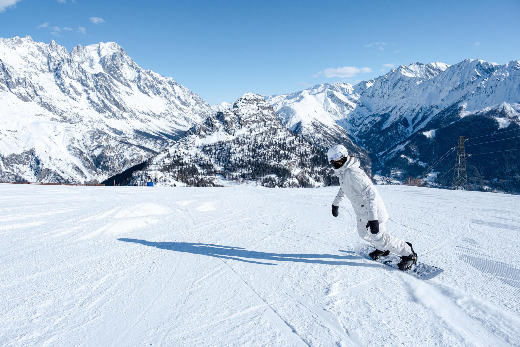 Osoba jeżdżąca na snowboardzie